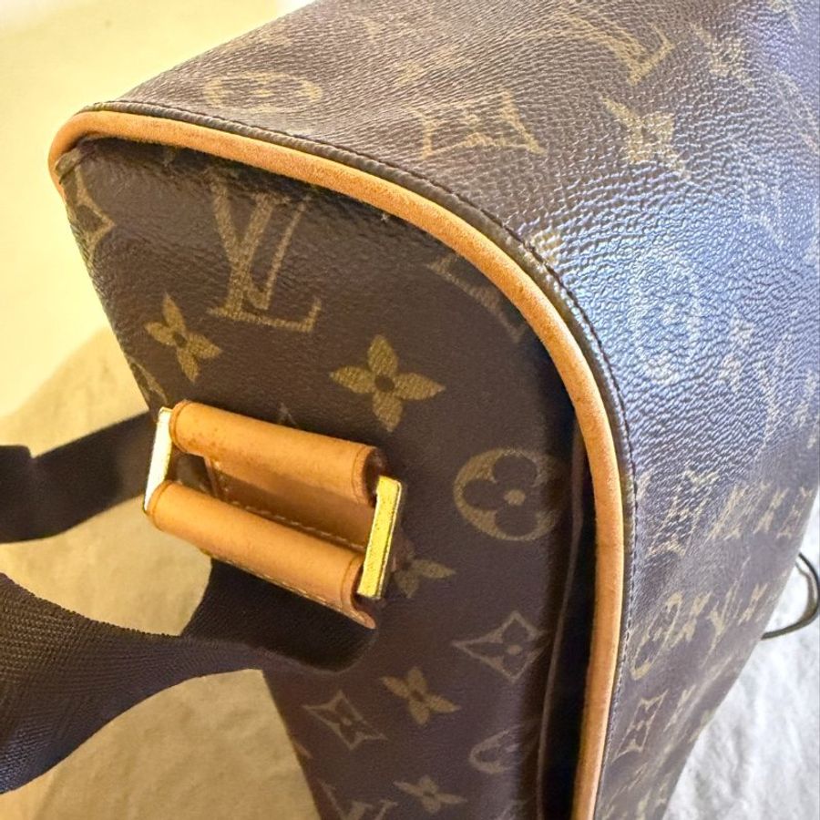 Louis Vuitton 經典字紋斜背王建民書包 扣環的包膜還在-0