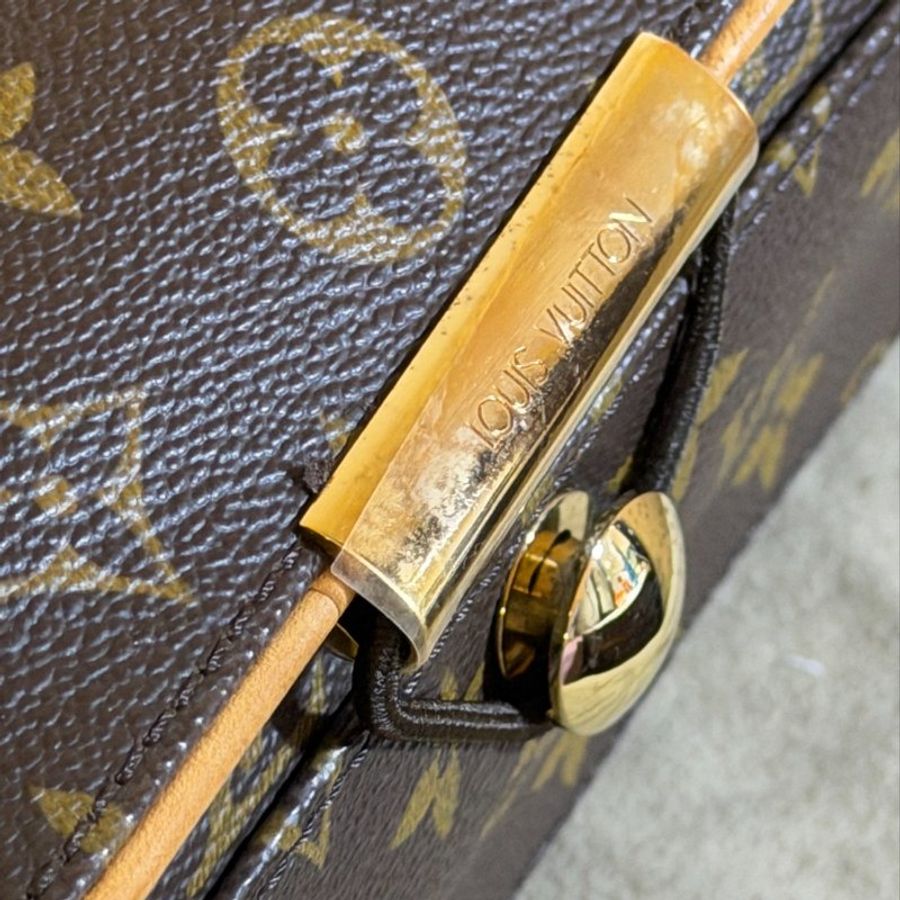 Louis Vuitton 經典字紋斜背王建民書包 扣環的包膜還在-6
