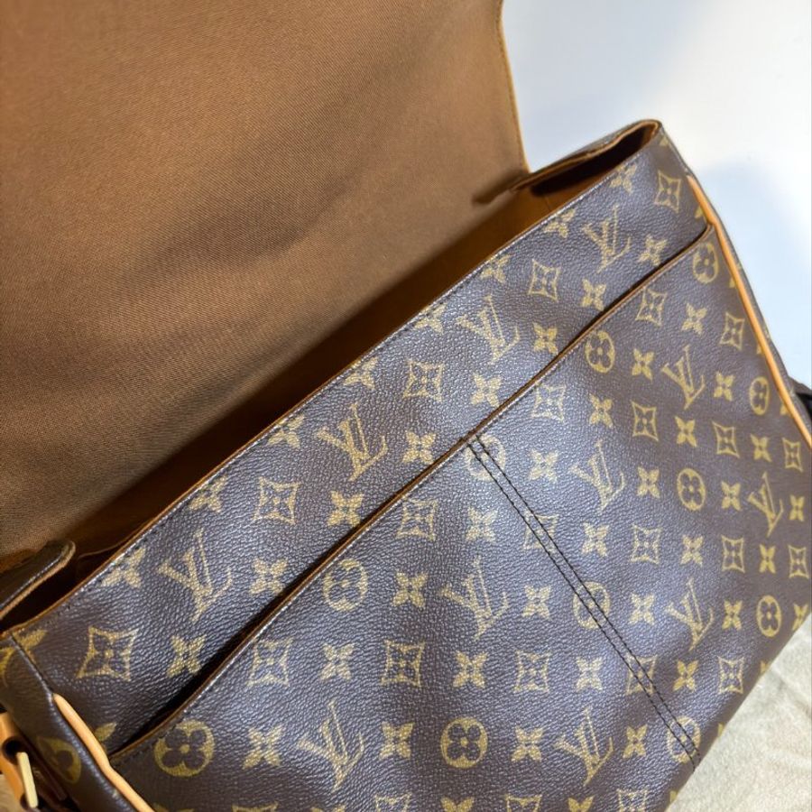 Louis Vuitton 經典字紋斜背王建民書包 扣環的包膜還在-8