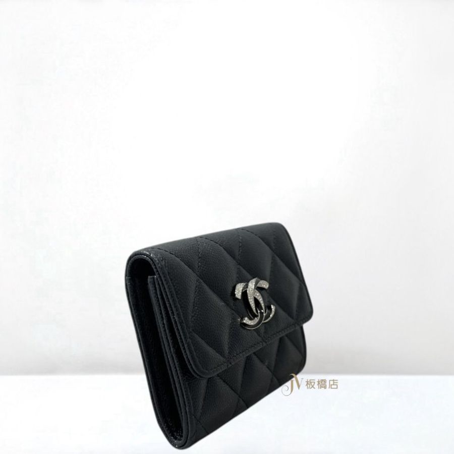 JY0381-CHANEL 黑色荔枝皮琺瑯拚鑽logo下蓋雙層卡包 AP3340-2
