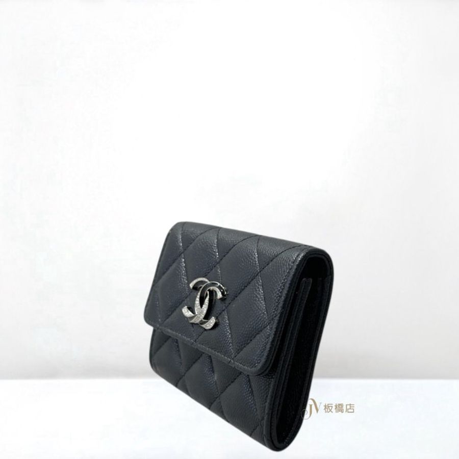 JY0381-CHANEL 黑色荔枝皮琺瑯拚鑽logo下蓋雙層卡包 AP3340-3