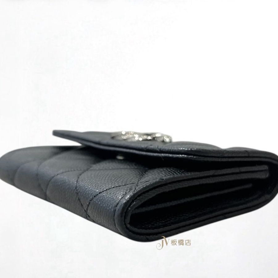 JY0381-CHANEL 黑色荔枝皮琺瑯拚鑽logo下蓋雙層卡包 AP3340-6