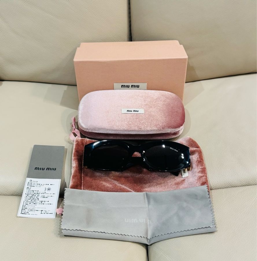 MIU MIU 經典黑色貓眼墨鏡/黑金款/型號:smu11w/全新閒置美品-0