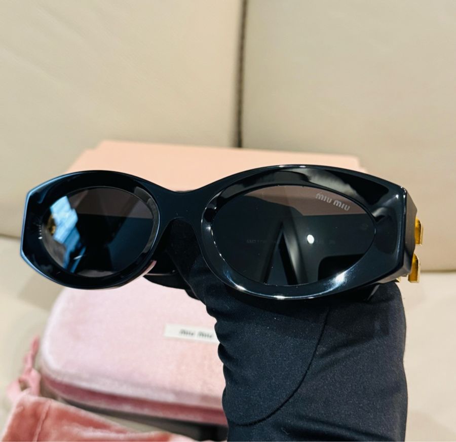 MIU MIU 經典黑色貓眼墨鏡/黑金款/型號:smu11w/全新閒置美品-1