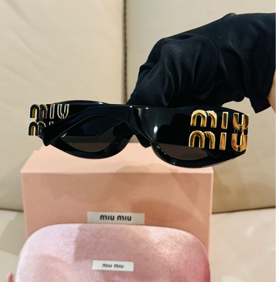 MIU MIU 經典黑色貓眼墨鏡/黑金款/型號:smu11w/全新閒置美品-2