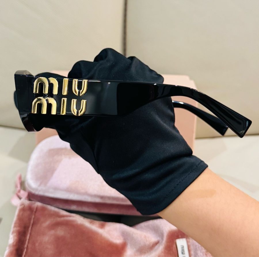 MIU MIU 經典黑色貓眼墨鏡/黑金款/型號:smu11w/全新閒置美品-3