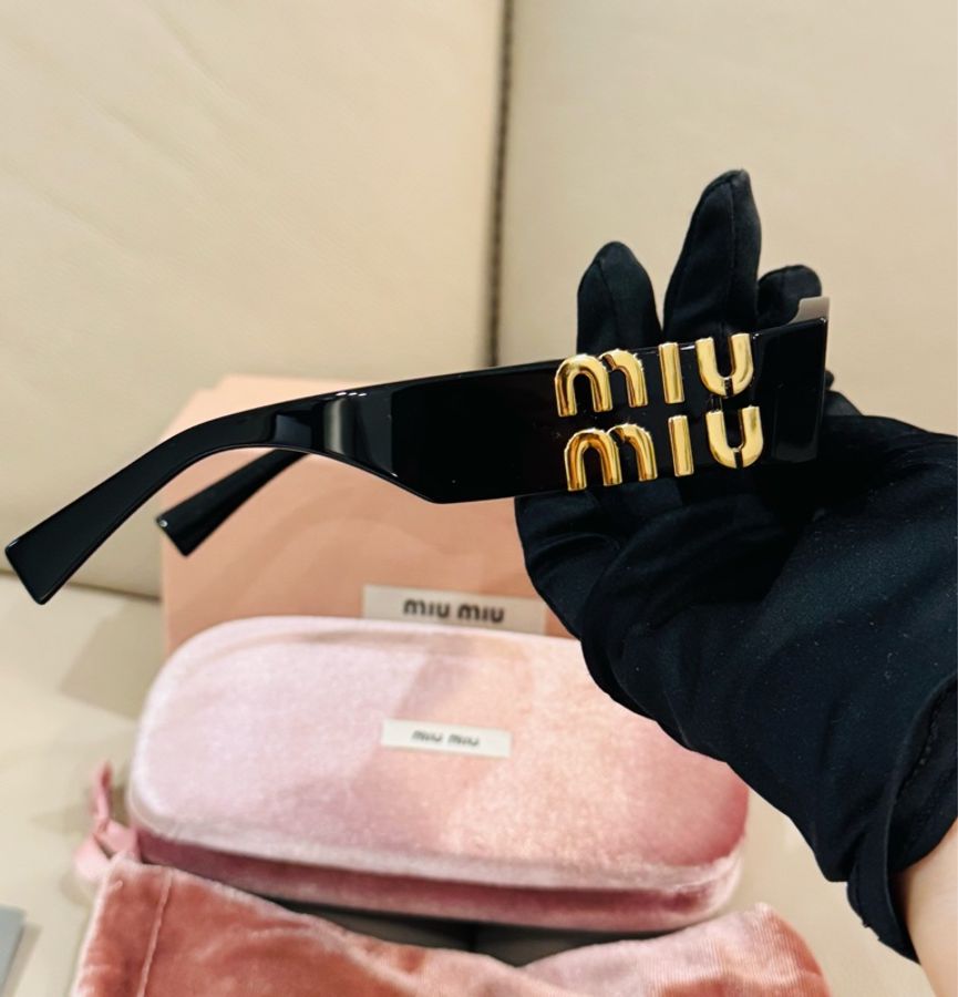MIU MIU 經典黑色貓眼墨鏡/黑金款/型號:smu11w/全新閒置美品-4