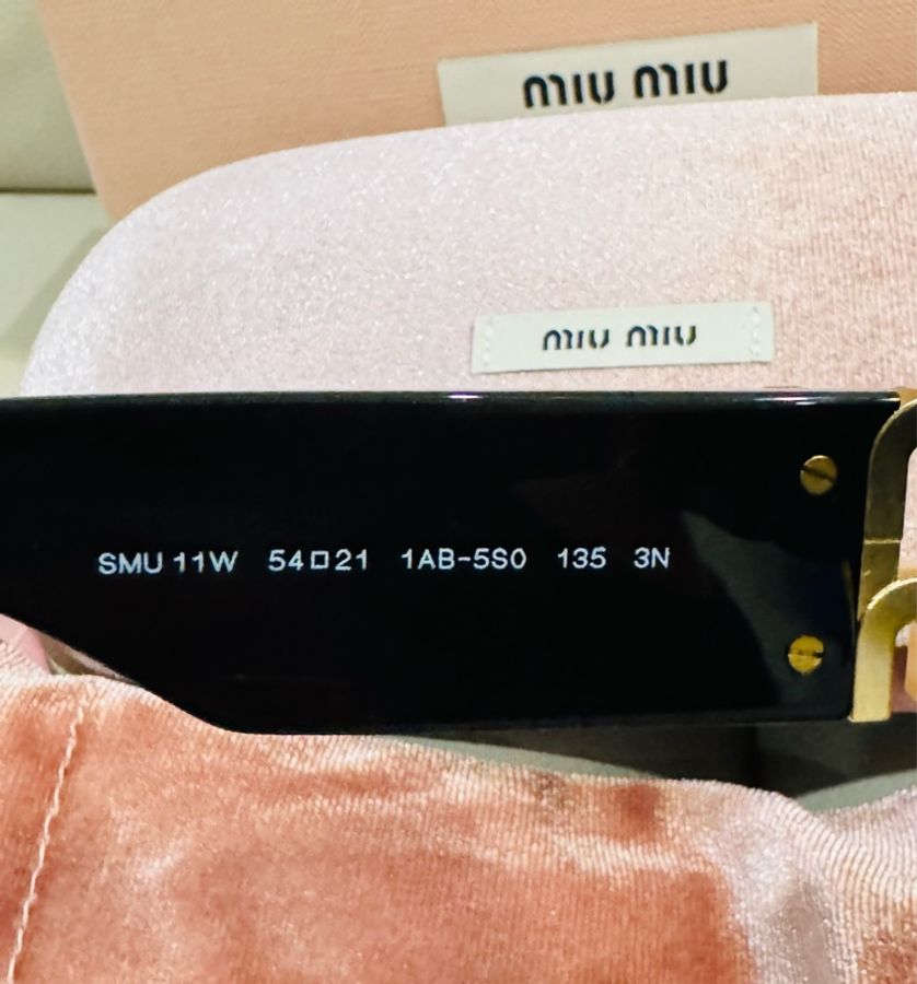 MIU MIU 經典黑色貓眼墨鏡/黑金款/型號:smu11w/全新閒置美品-5