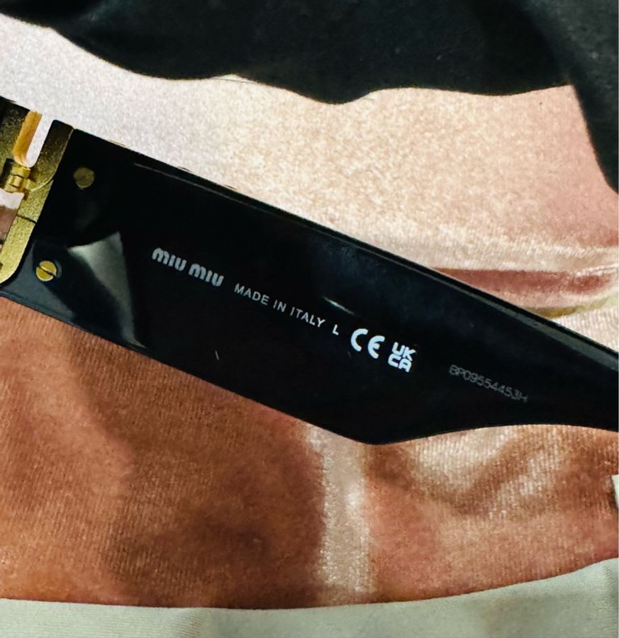 MIU MIU 經典黑色貓眼墨鏡/黑金款/型號:smu11w/全新閒置美品-6