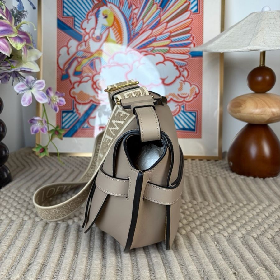 Loewe羅意威 Gate mini馬鞍包 沙色 寬肩帶蝴蝶結 斜背包-2