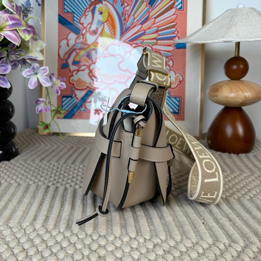 Loewe羅意威 Gate mini馬鞍包 沙色 寬肩帶蝴蝶結 斜背包-3