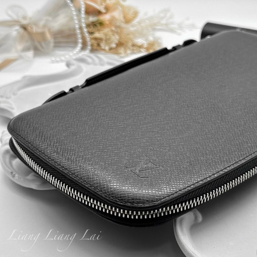 LOUIS VUITTON LV Taïga Zippy Organizer 灰黑色拉鍊手拿長夾|商務收納夾-26
