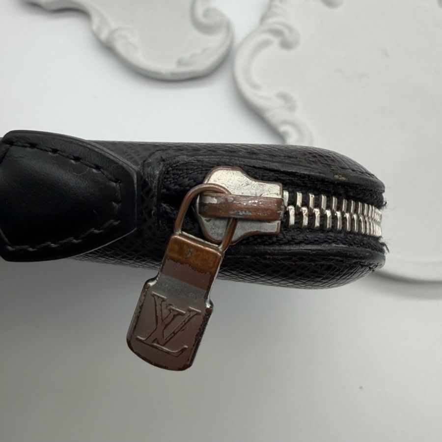 LOUIS VUITTON LV Taïga Zippy Organizer 灰黑色拉鍊手拿長夾|商務收納夾-35