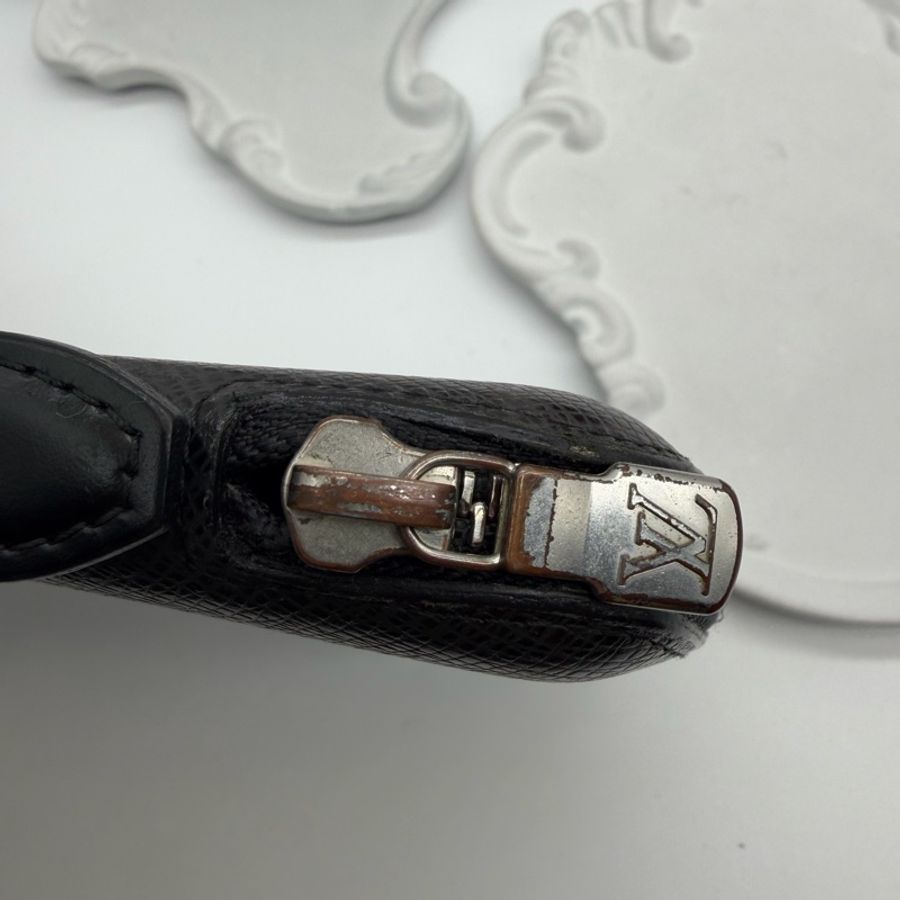 LOUIS VUITTON LV Taïga Zippy Organizer 灰黑色拉鍊手拿長夾|商務收納夾-37