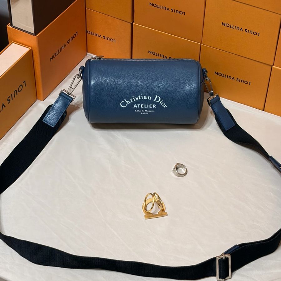 ‼️近新閒置 Dior 迪奧 素面荔枝皮 藍灰圓桶包 肩背包 斜背包-0