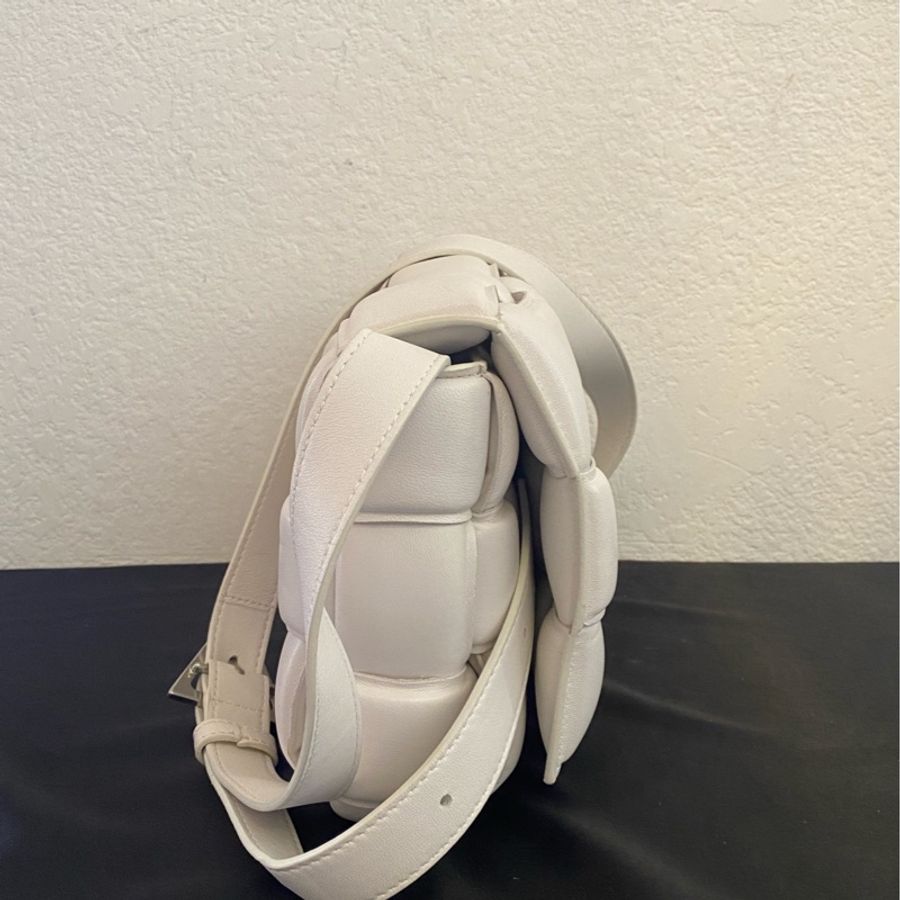 BV 葆蝶家 白色 枕頭包 閒置品 內扣帶膜-4