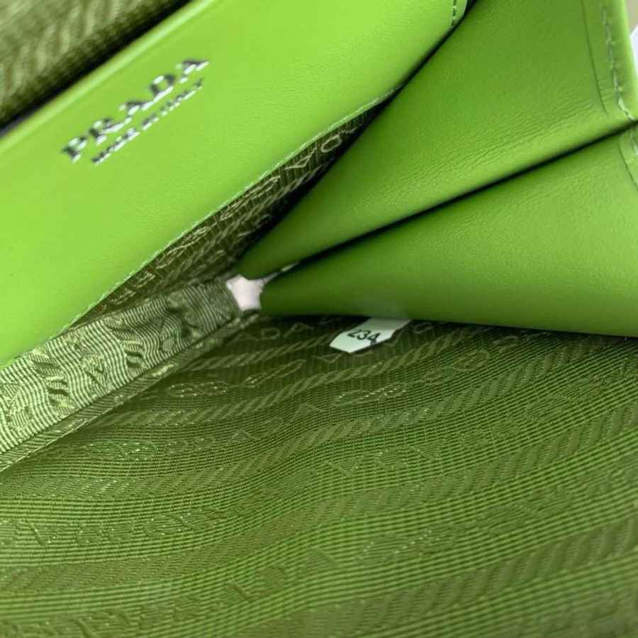 Prada mini三角包 綠色 銀扣 15*10*4 98新配件鏈條 肩帶 塵袋-8