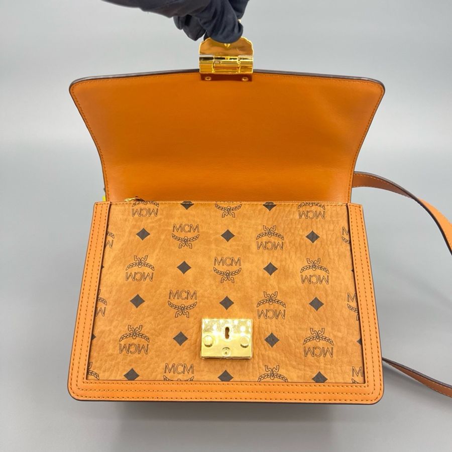 MCM  達芙妮乾邑色老花郵差斜挎包 尺寸25*17-6