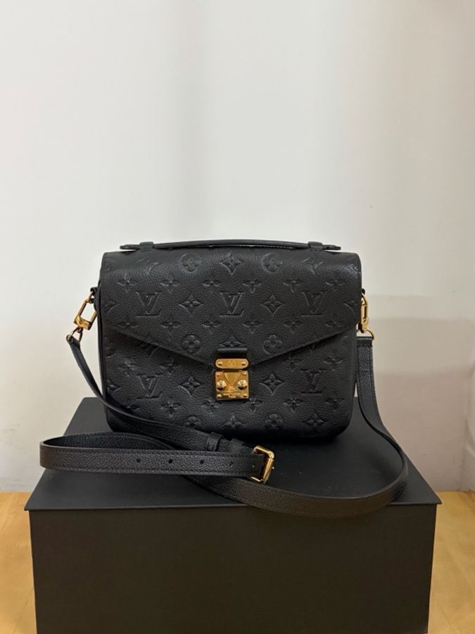LV 路易威登 全皮黑色all black壓紋郵差包 經典款 🈚附件-0
