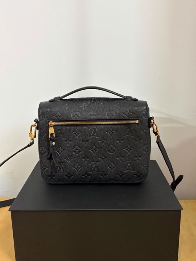 LV 路易威登 全皮黑色all black壓紋郵差包 經典款 🈚附件-1