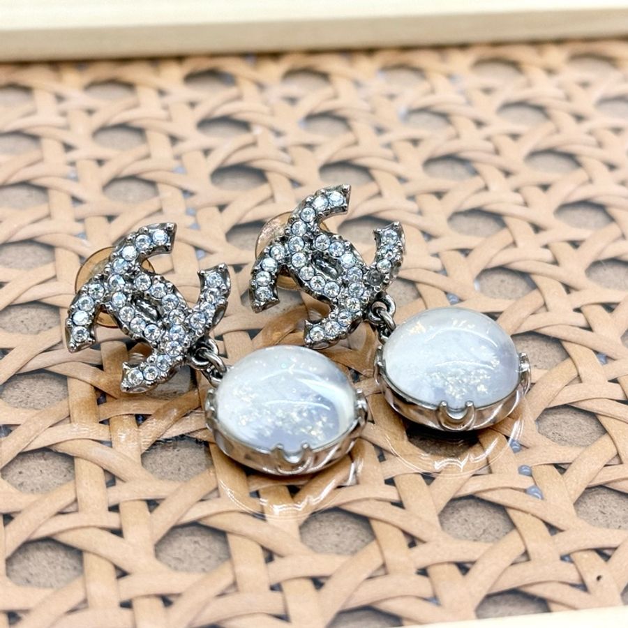 CHANEL銀色水鑽雙C玻璃珠夾式耳環-6