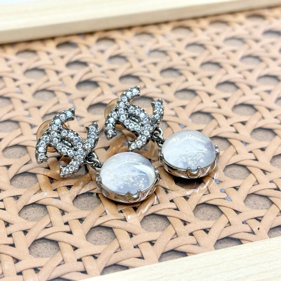 CHANEL銀色水鑽雙C玻璃珠夾式耳環-7