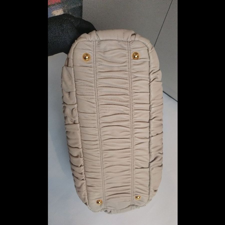Prada 淺灰皮革皺摺兩用大托特包-12