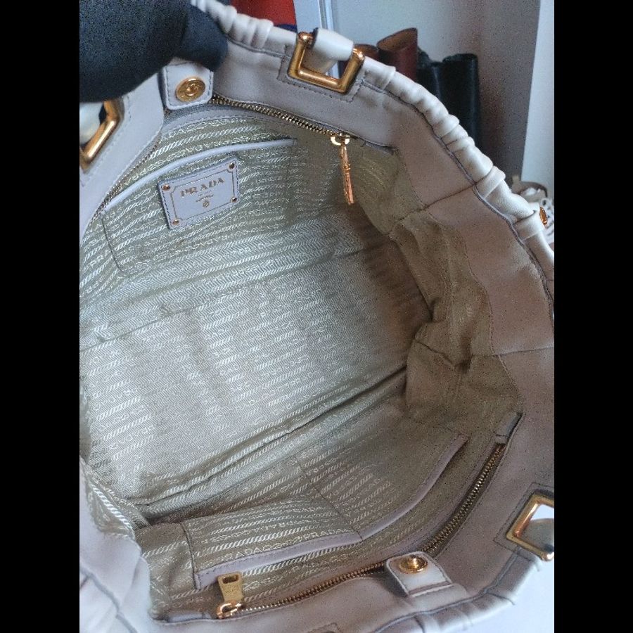 Prada 淺灰皮革皺摺兩用大托特包-13