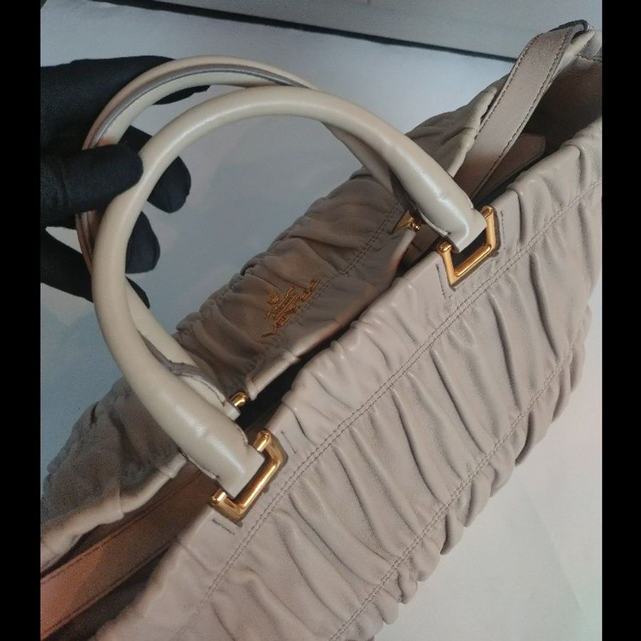 Prada 淺灰皮革皺摺兩用大托特包-23