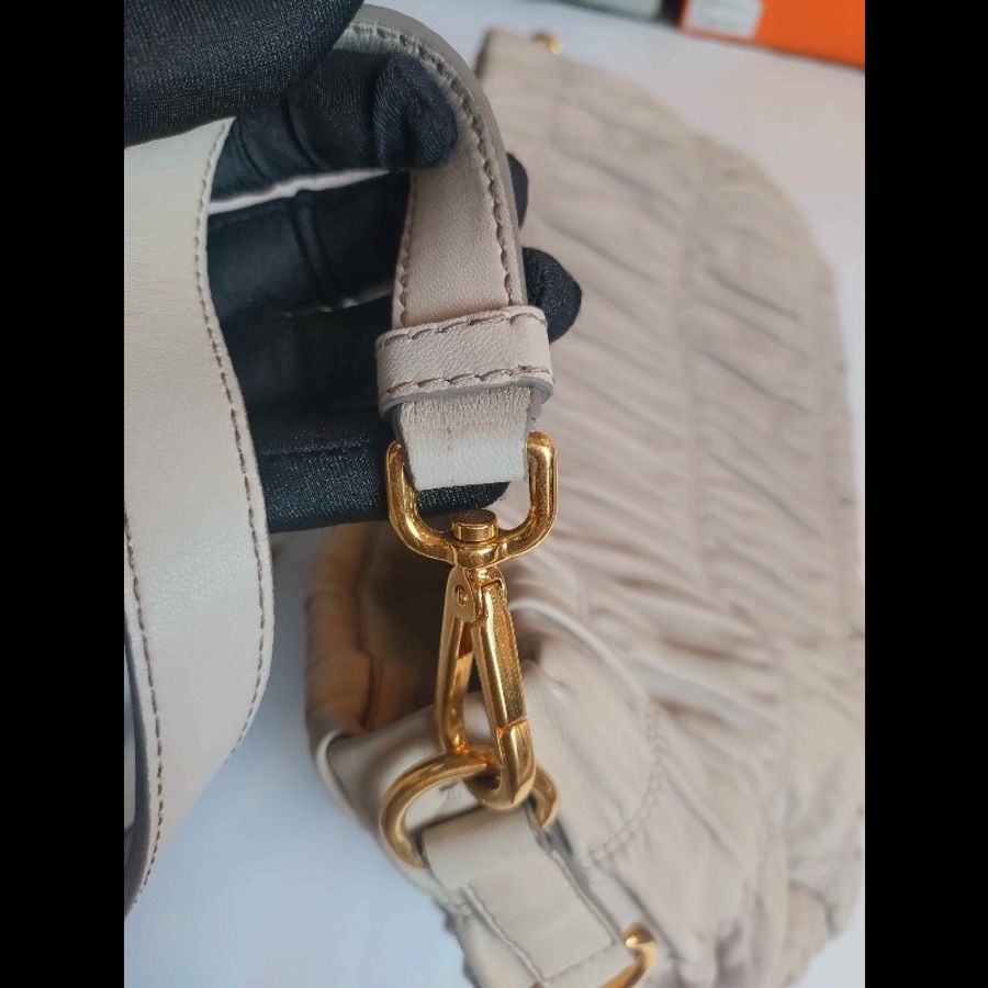 Prada 淺灰皮革皺摺兩用大托特包-30