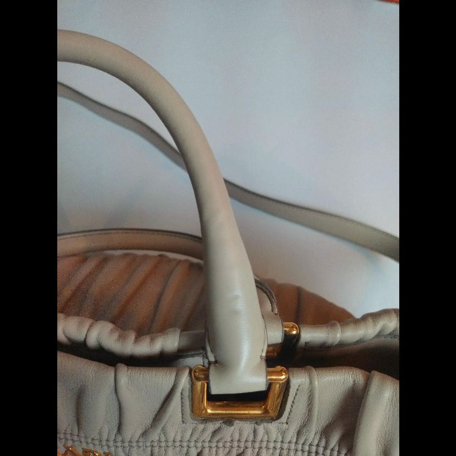 Prada 淺灰皮革皺摺兩用大托特包-37