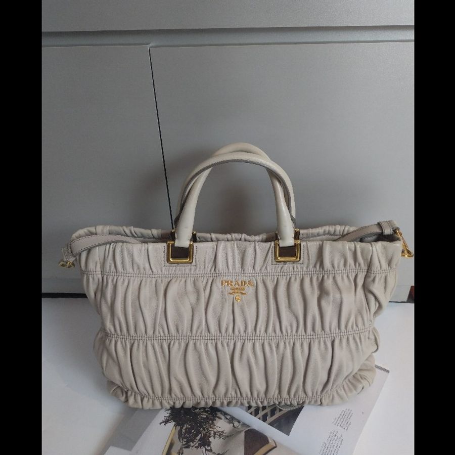 Prada 淺灰皮革皺摺兩用大托特包-38