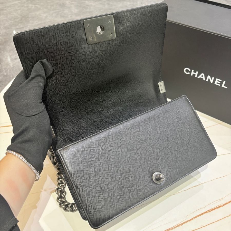 CHANEL BOY 荔枝牛皮銀扣 25cm(芯片款)-5