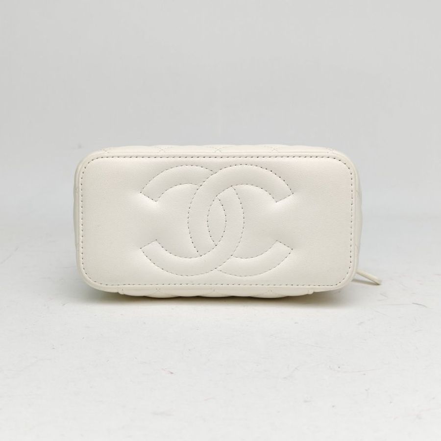 CHANEL 長盒子化妝包白色羊皮金扣金球調節扣晶片肩背包-4