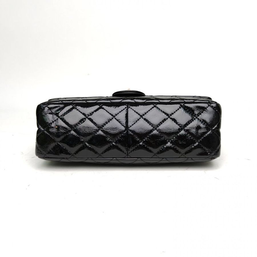 CHANEL 2.55口蓋包大號黑色漆皮14開銀扣肩背包-4
