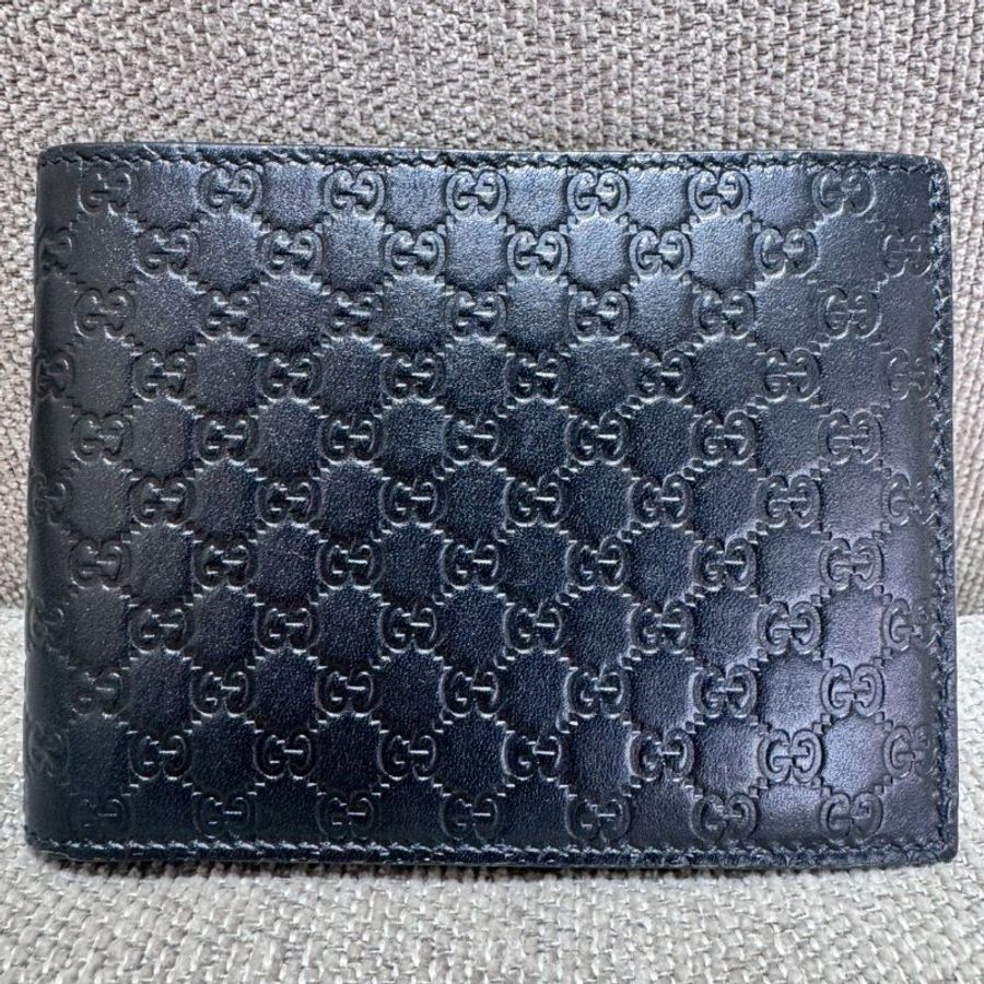 GUCCI壓紋皮革寬版扣式卡層短夾-1