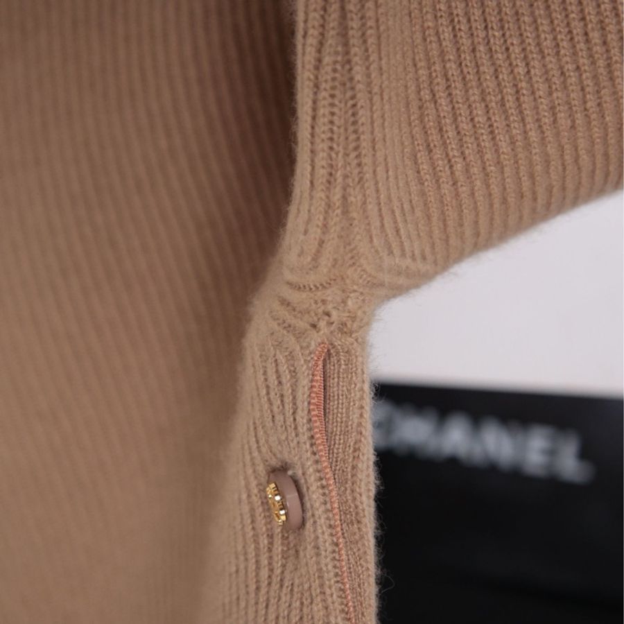 Chanel 96年燕麦色山羊绒侧边金扣滚边半高领针织套头毛衣上衣-18