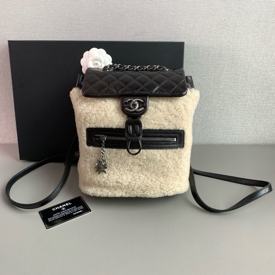 Chanel香奈兒🖤 薩爾茨堡 黑白羊羔毛🐑油蠟皮雙肩包 98新 21開有卡 尺寸:23x23x12 附件:身份卡-0