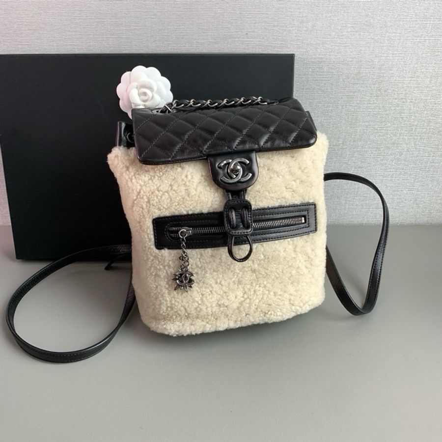 Chanel香奈兒🖤 薩爾茨堡 黑白羊羔毛🐑油蠟皮雙肩包 98新 21開有卡 尺寸:23x23x12 附件:身份卡-1