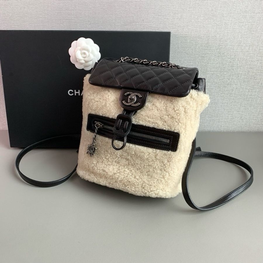 Chanel香奈兒🖤 薩爾茨堡 黑白羊羔毛🐑油蠟皮雙肩包 98新 21開有卡 尺寸:23x23x12 附件:身份卡-4