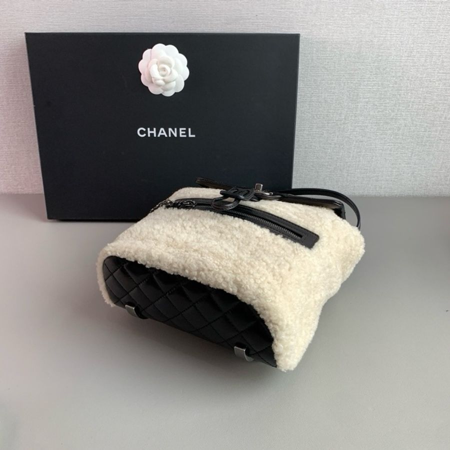 Chanel香奈兒🖤 薩爾茨堡 黑白羊羔毛🐑油蠟皮雙肩包 98新 21開有卡 尺寸:23x23x12 附件:身份卡-5