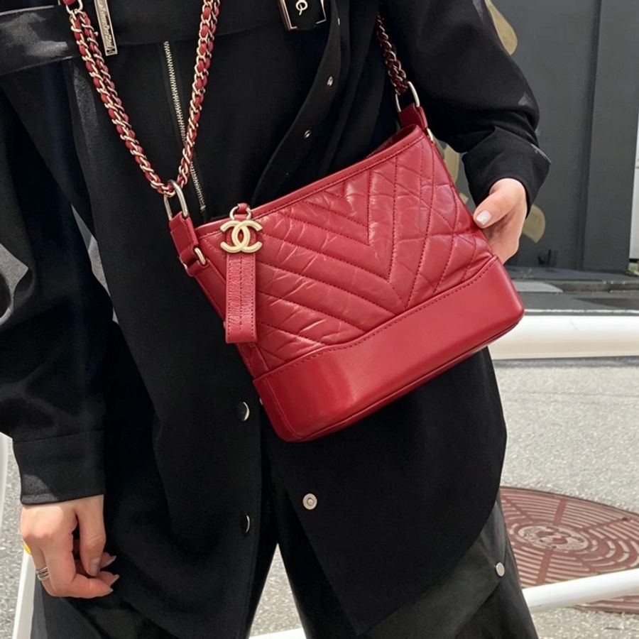 CHANEL香奈兒20C玫紅V紋牛皮流浪包小號🎸附防塵袋-1