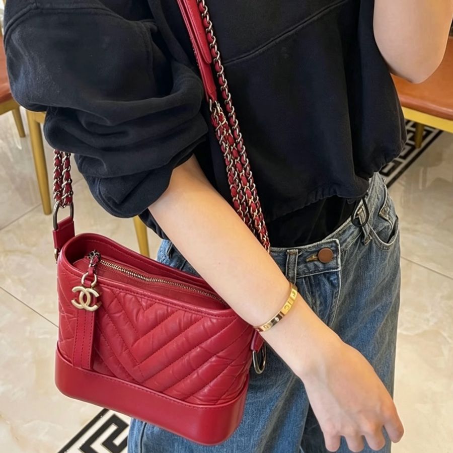 CHANEL香奈兒20C玫紅V紋牛皮流浪包小號🎸附防塵袋-2