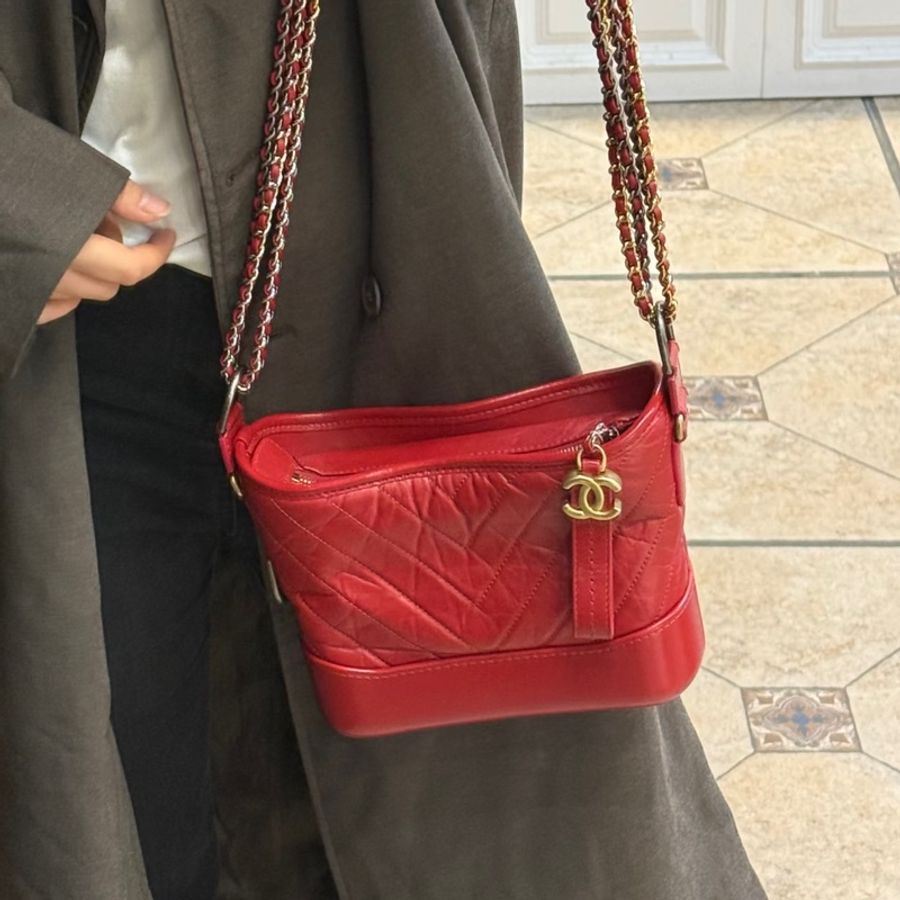 CHANEL香奈兒20C玫紅V紋牛皮流浪包小號🎸附防塵袋-3