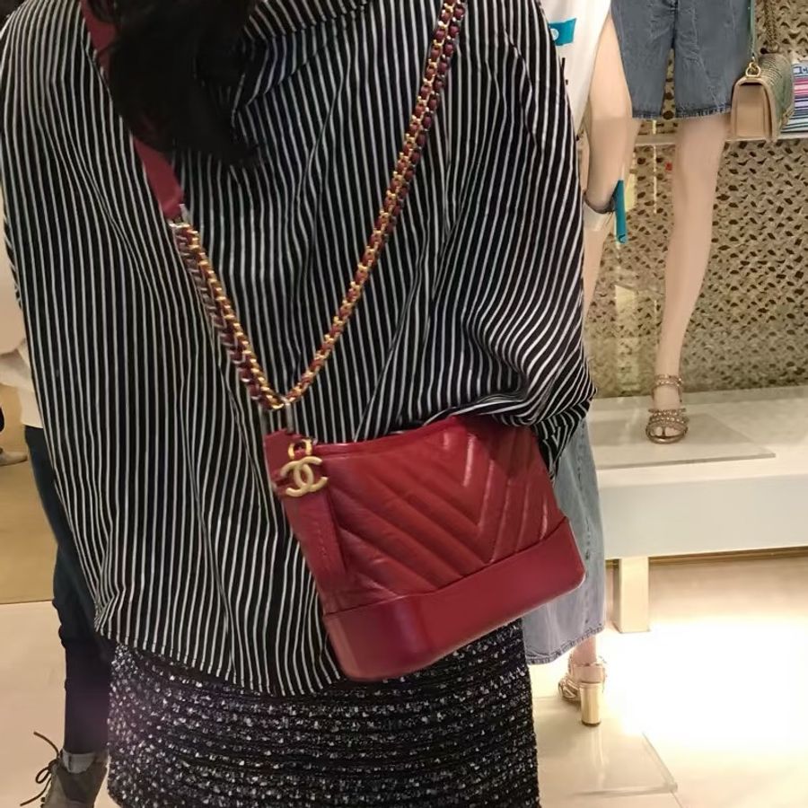 CHANEL香奈兒20C玫紅V紋牛皮流浪包小號🎸附防塵袋-4
