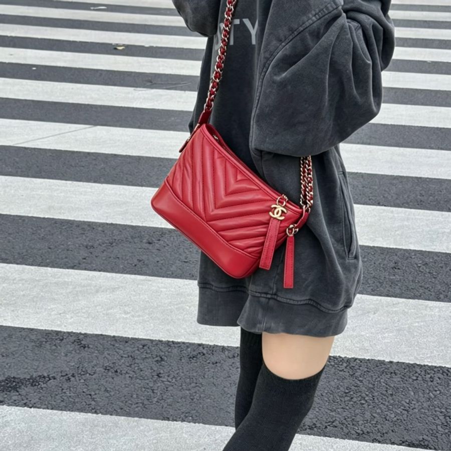 CHANEL香奈兒20C玫紅V紋牛皮流浪包小號🎸附防塵袋-7