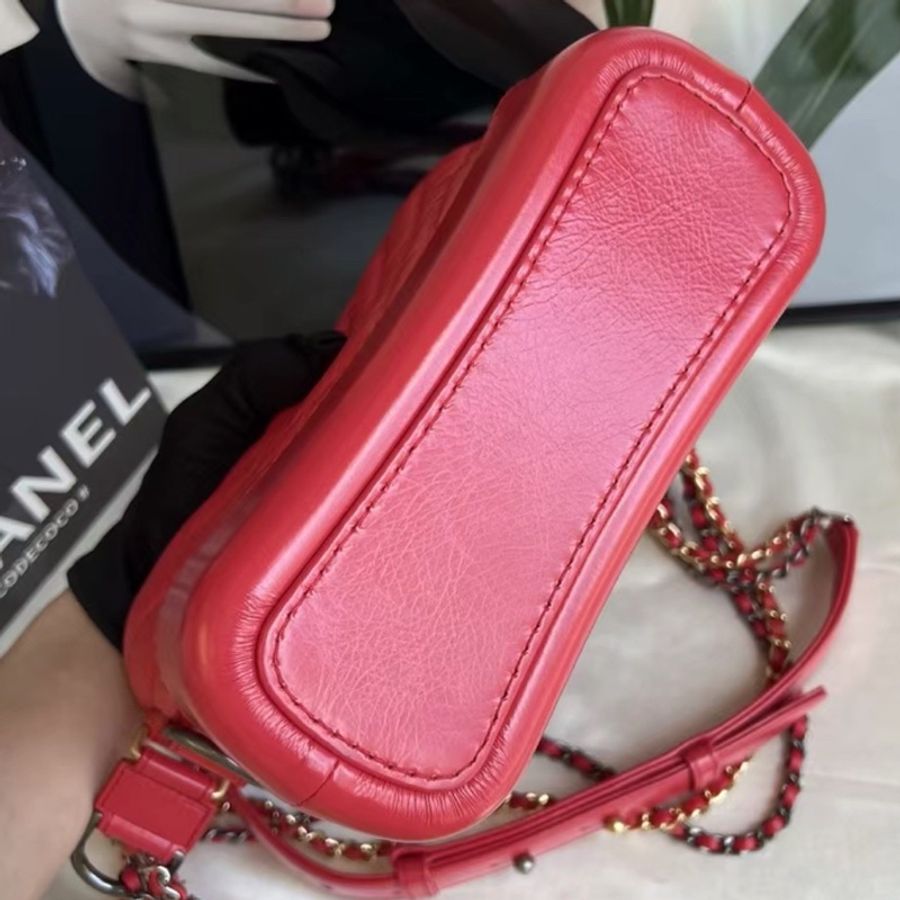 CHANEL香奈兒20C玫紅V紋牛皮流浪包小號🎸附防塵袋-14