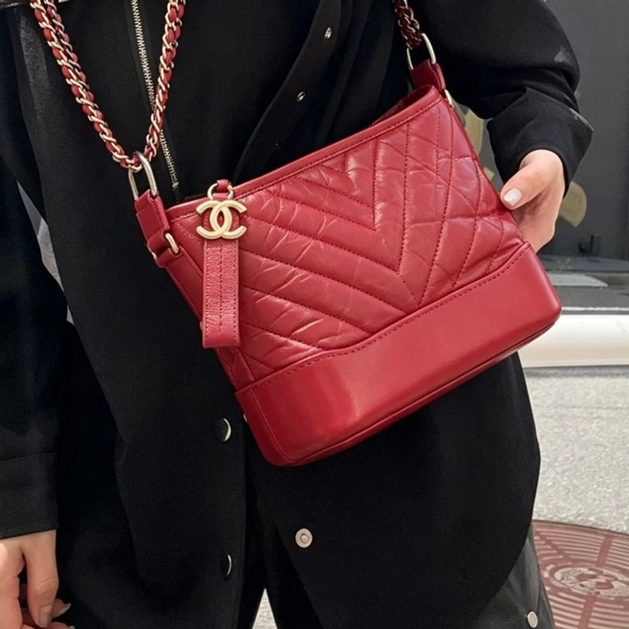 CHANEL香奈兒20C玫紅V紋牛皮流浪包小號🎸附防塵袋-17