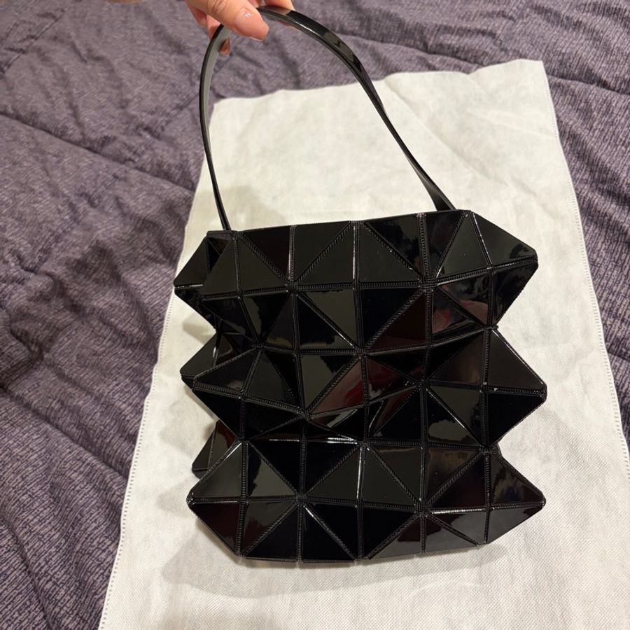 BAO BAO ISSEY MIYAKE Lucent XS 亮面黑色手提包-2