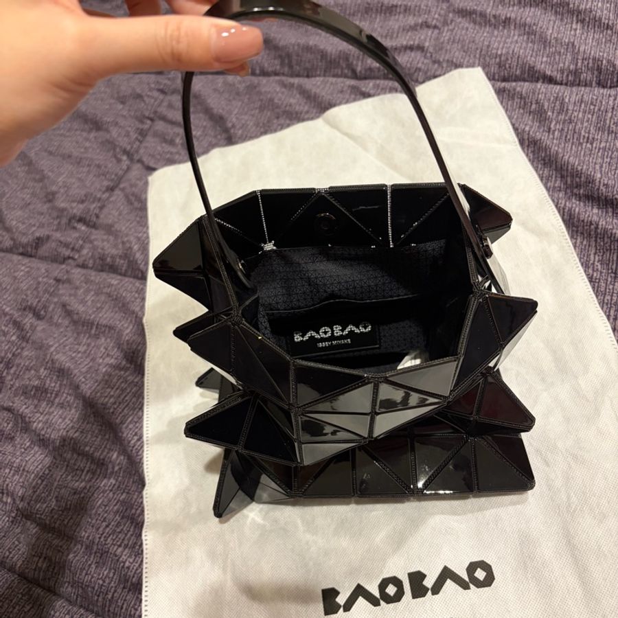 BAO BAO ISSEY MIYAKE Lucent XS 亮面黑色手提包-4